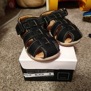 4c black sandals